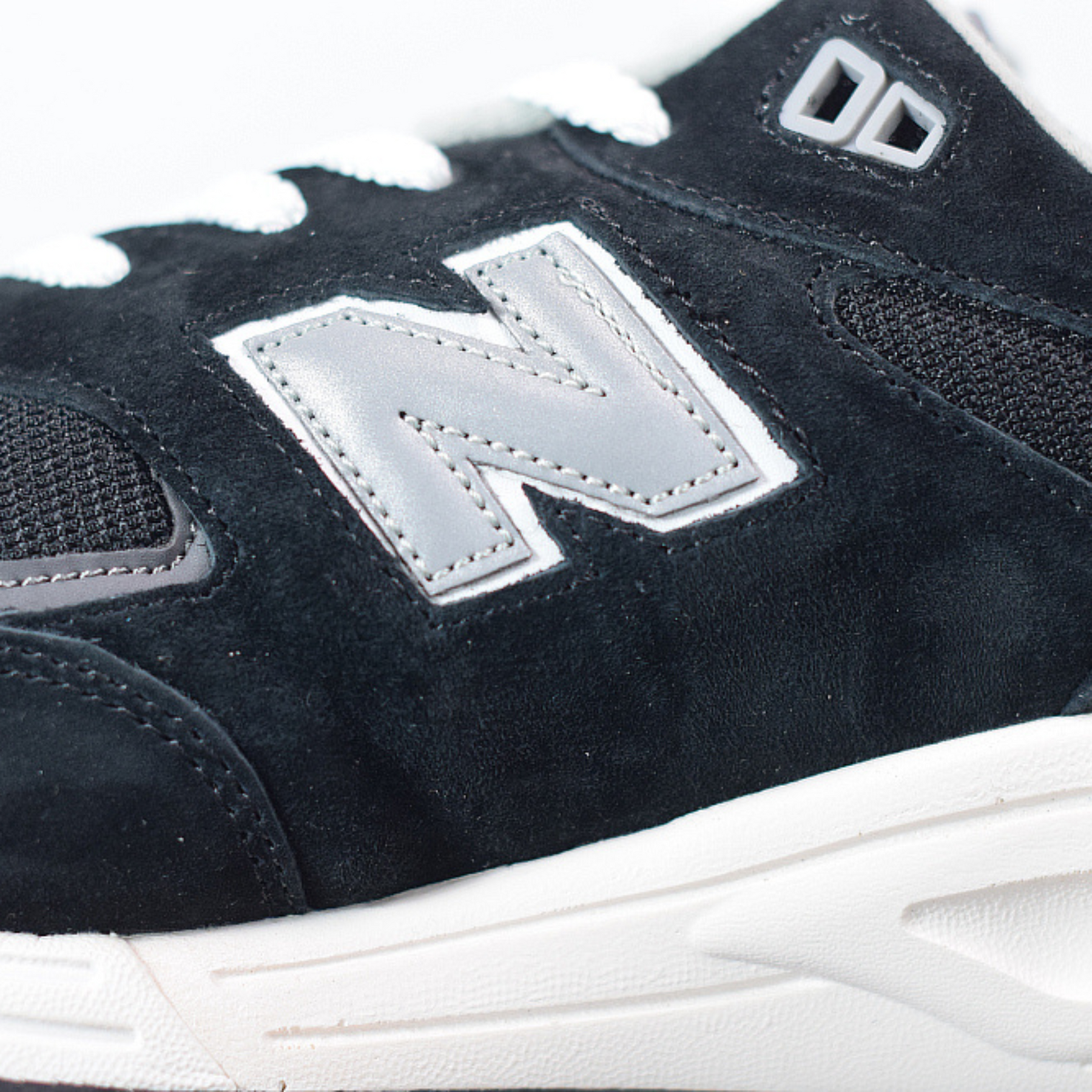 New Balance M990BK2